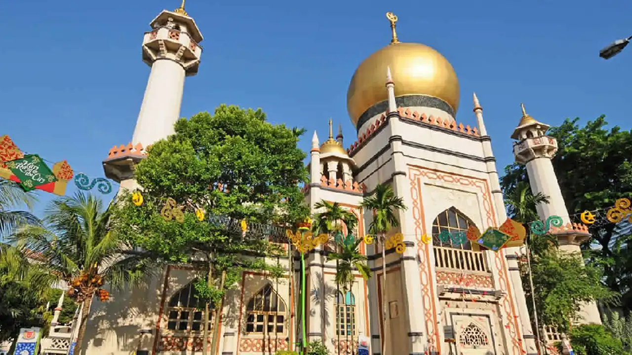 اكتشف الفن المعماري الإسلامي في صناعة المساجد، حيث الجمال والرُقي وروعة التصميمات، وتعرّف على أشهر وأجمل 10 مساجد يمكنك زيارتهم في سنغافورة.