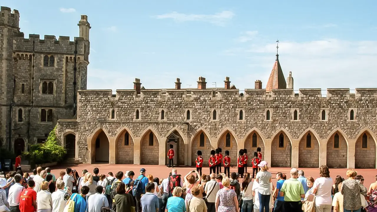 Windsor Castle, Bath and Stonehenge Tour