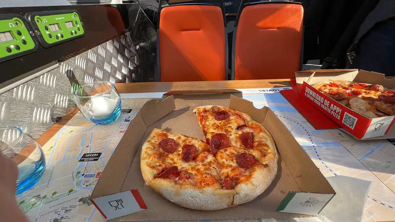 رحلة بالمركب مع تناول بيتزا
