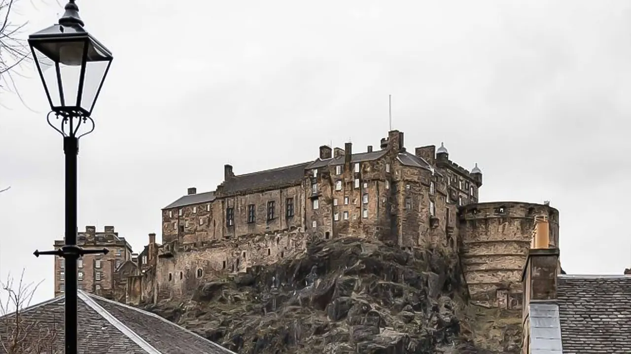 قلعة إدنبرة وجولة سيرا على الاقدام