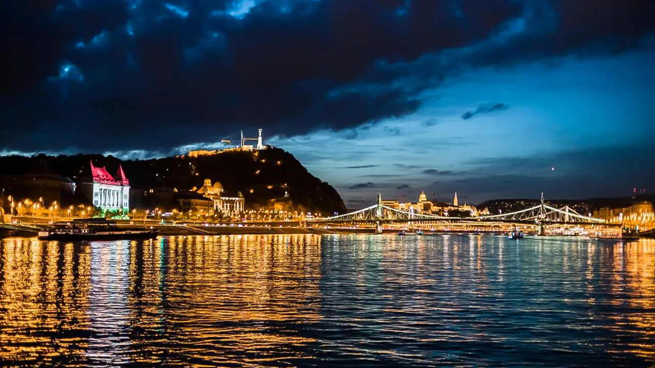 Premium Evening Cruise with Tokaj Frizzante