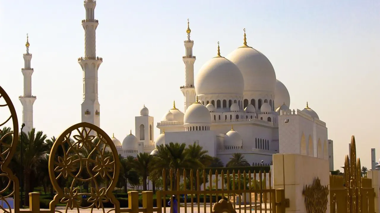 جولة في المسجد والقصر والجزيرة والتراث