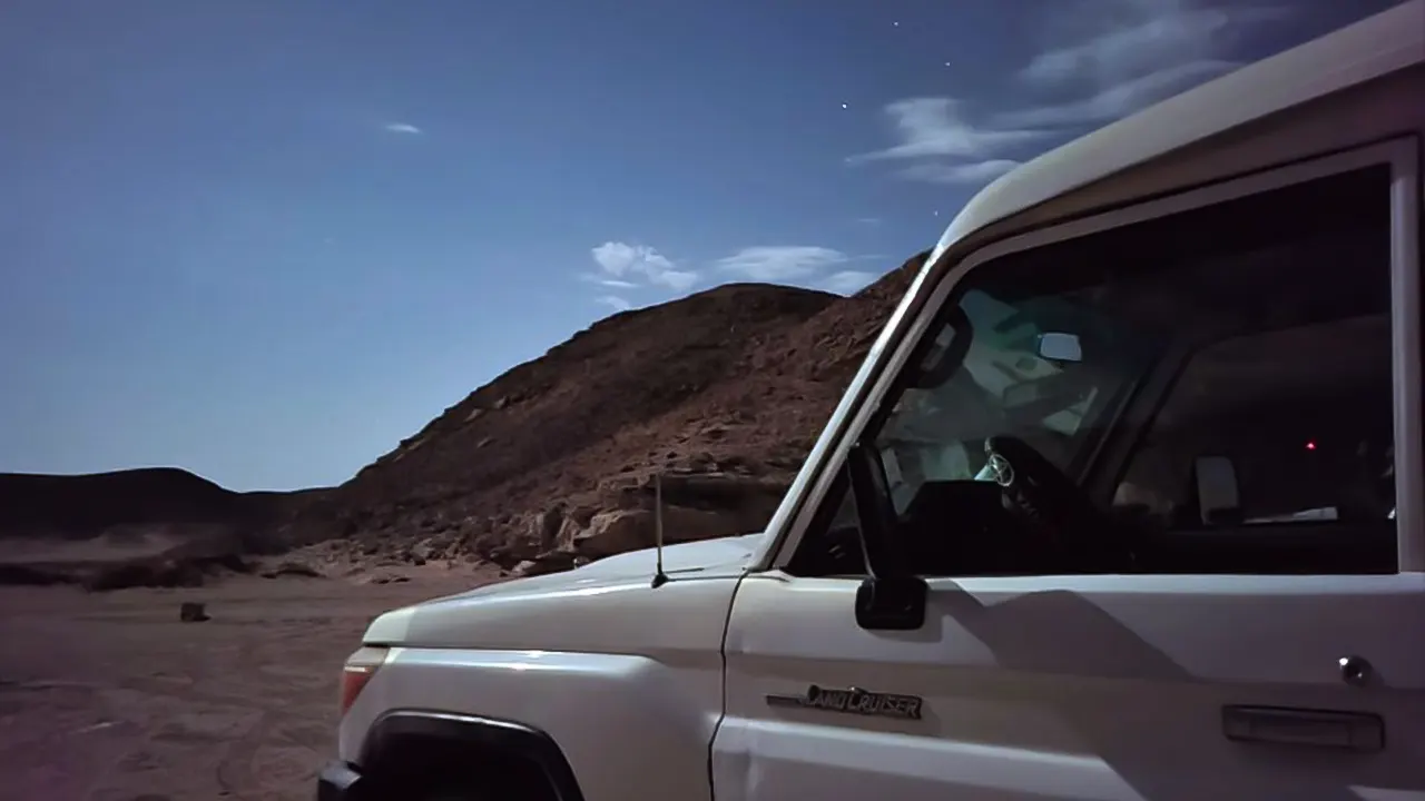 مشاهدة مغامرة الصحراء بسيارة جيب مع العشاء.
