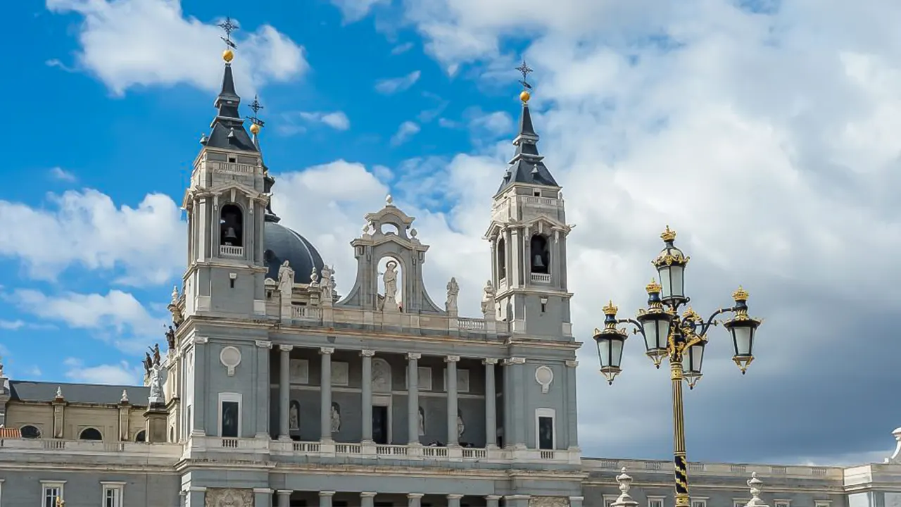 Royal Palace Tour with Optional Royal Collections