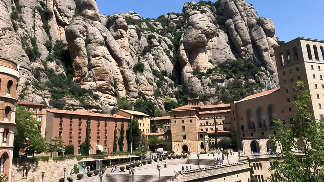 Montserrat Guided Tour & Return Bus Transfer