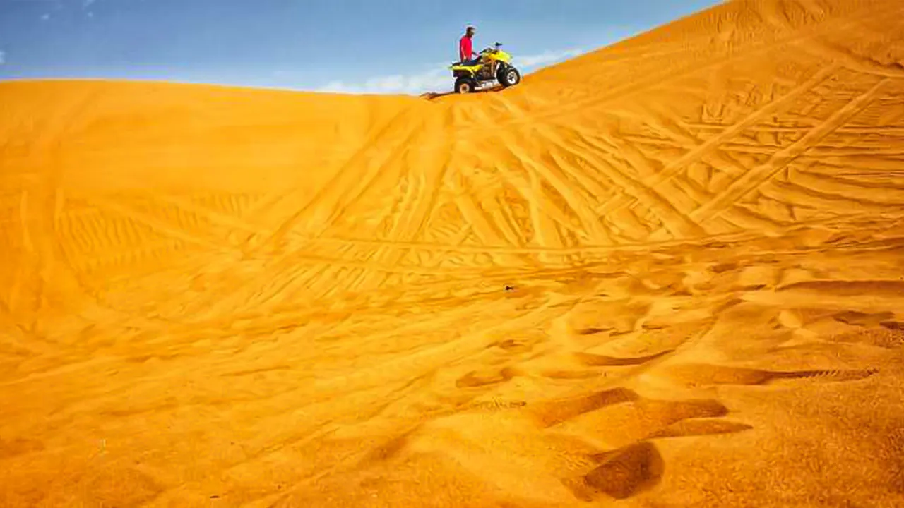جولة في الصحراء بدراجة رباعية الدفع مع ركوب الجمال